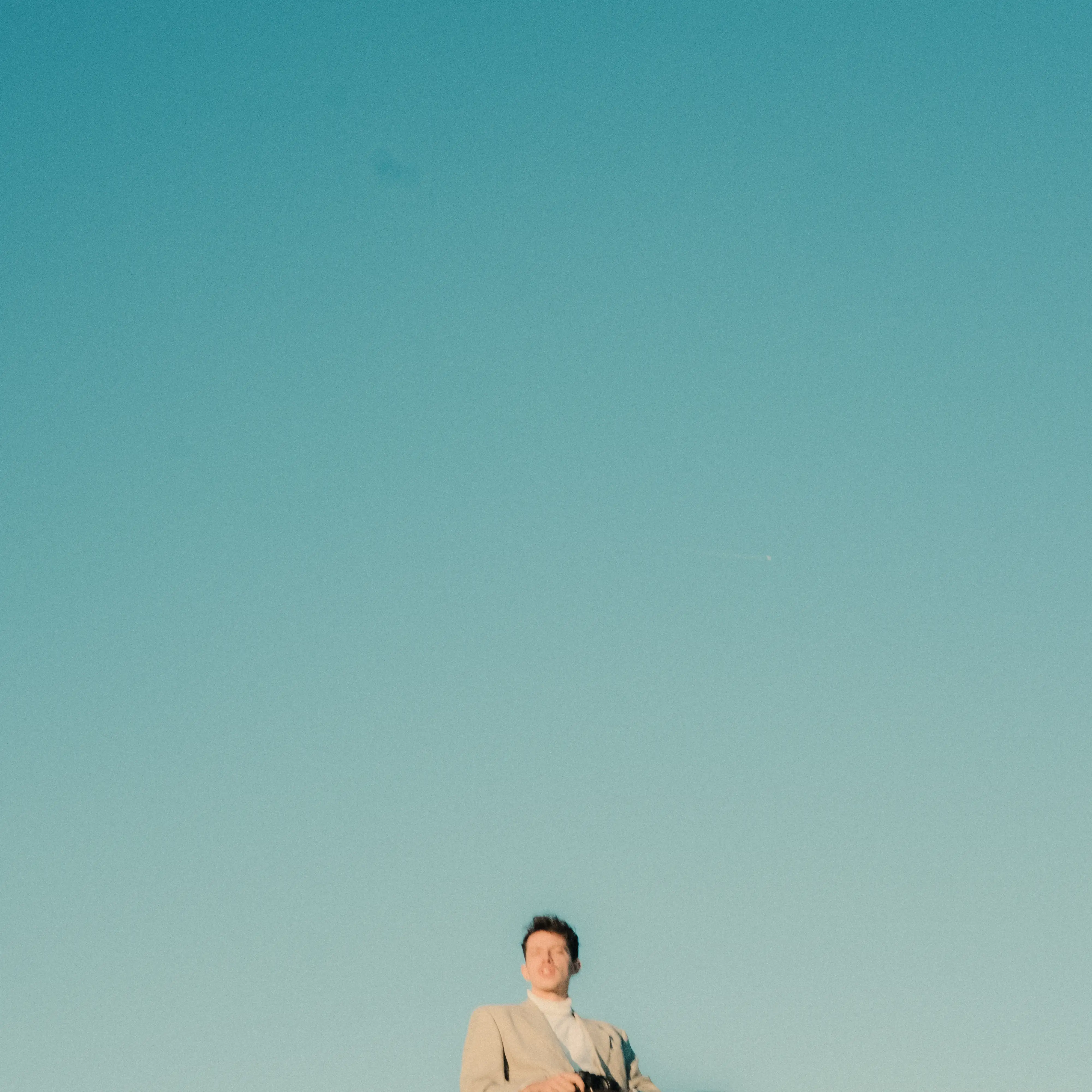 Anschnitt — viel Himmel, eine kleine Person unten