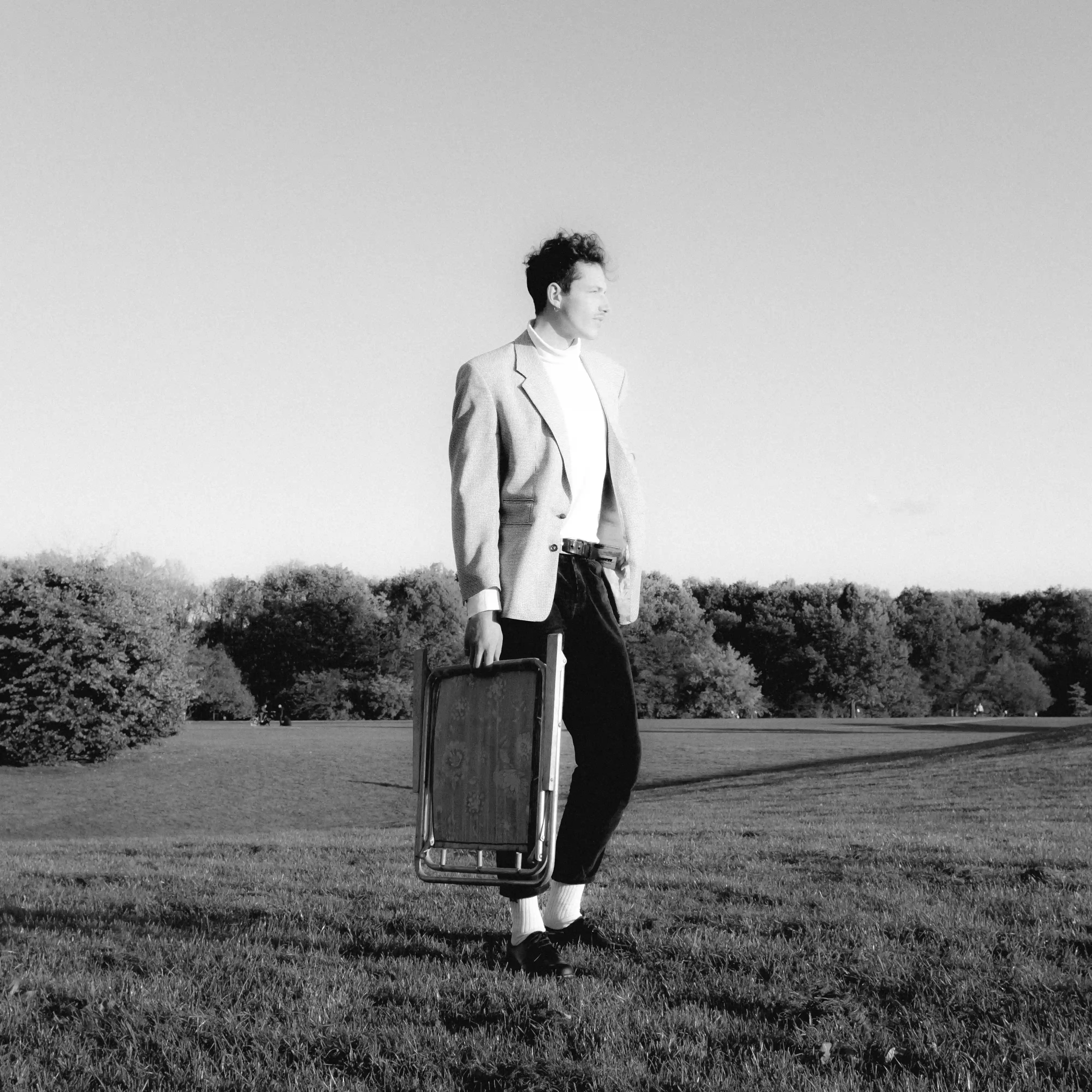 Stehend mit Klappstuhl, Geste