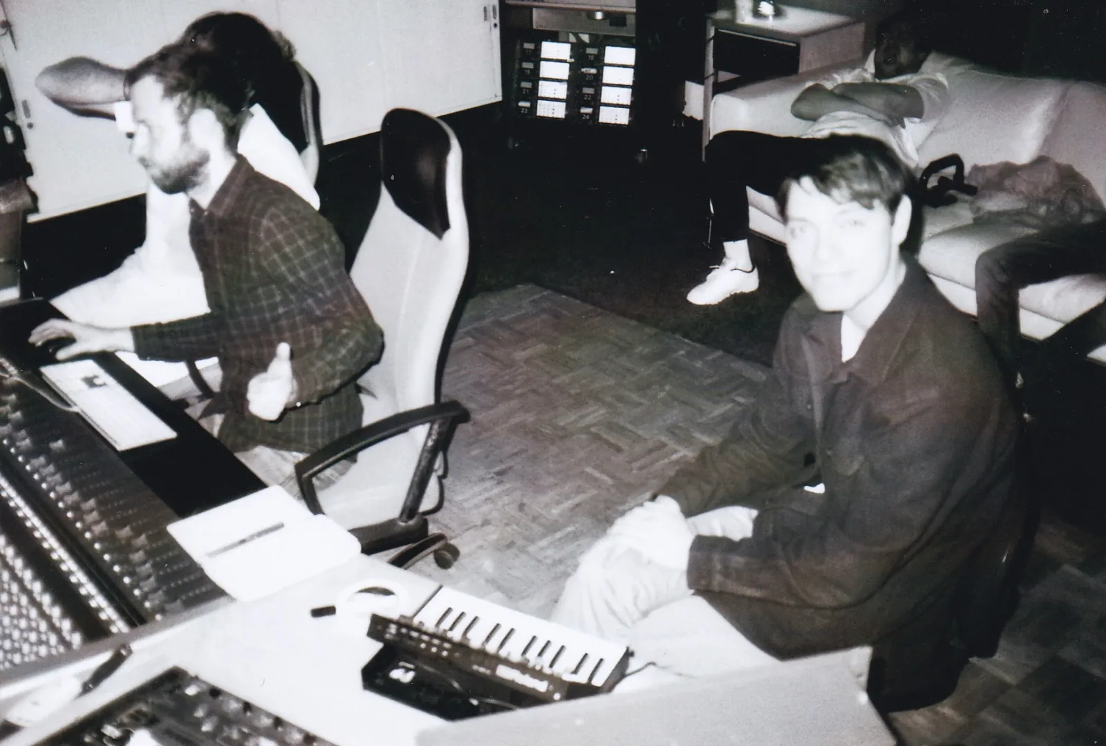 Analog im Studio — am Mischpult, Keyboard auf dem Schoß