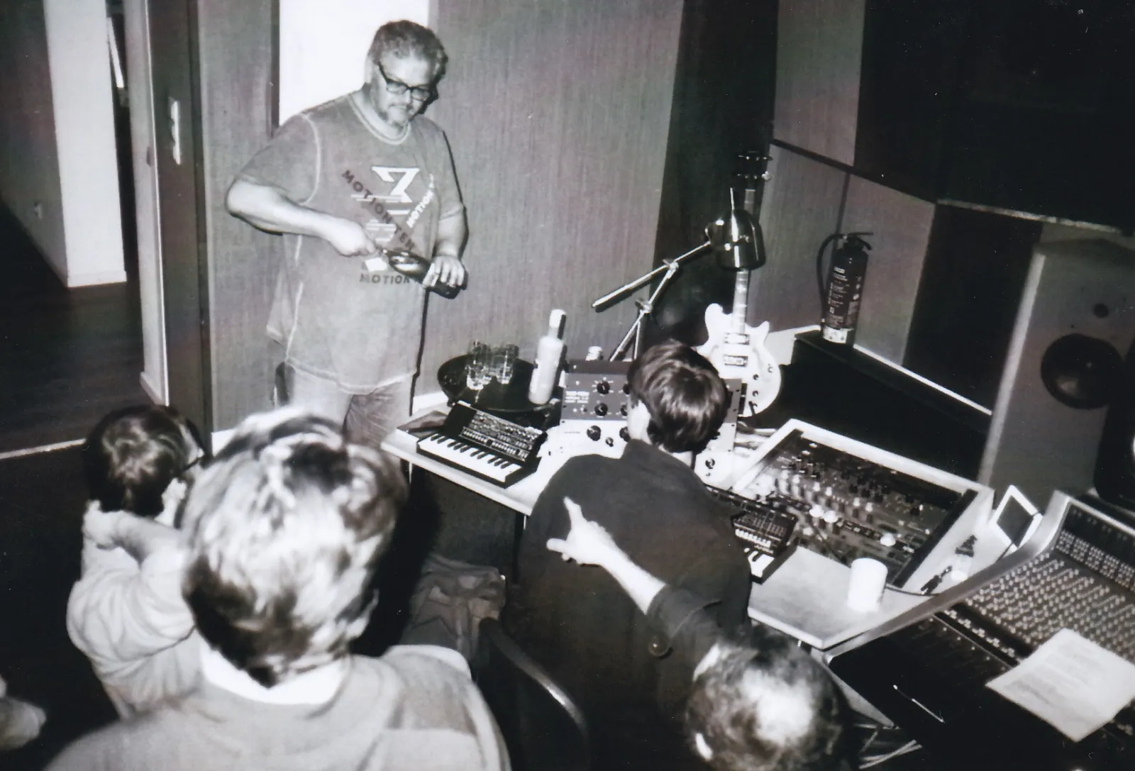 Analog im Studio — Daniel Mudrack mit Mikro, Aufnahmesession