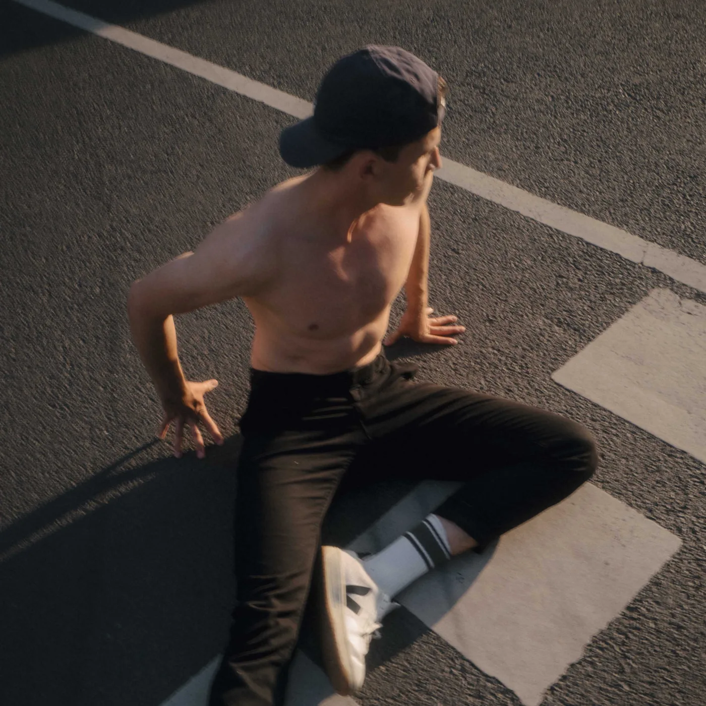 Auf Asphalt, Zebrastreifen, Sommerlicht
