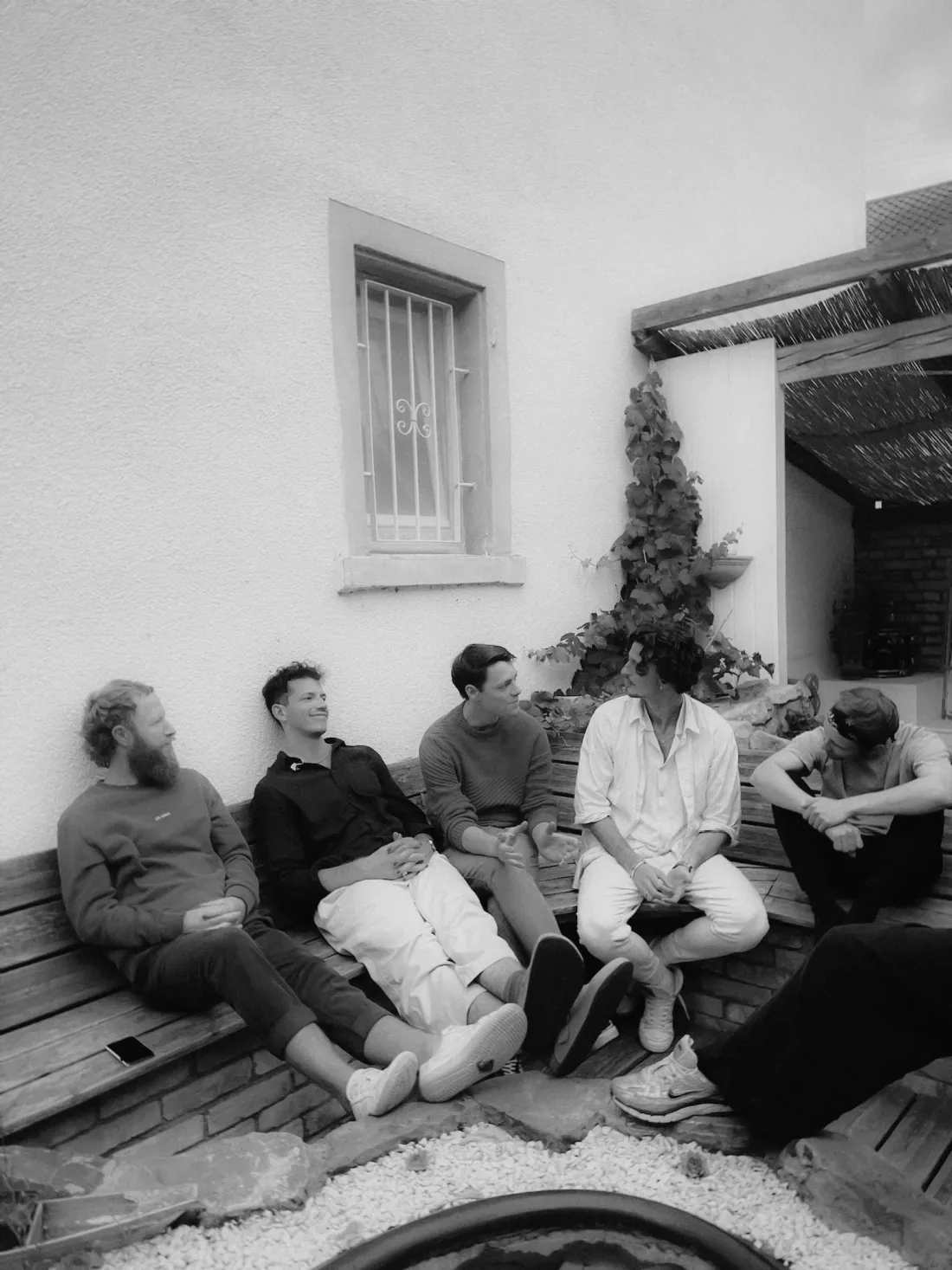 Backstage — die Band auf einer Bank